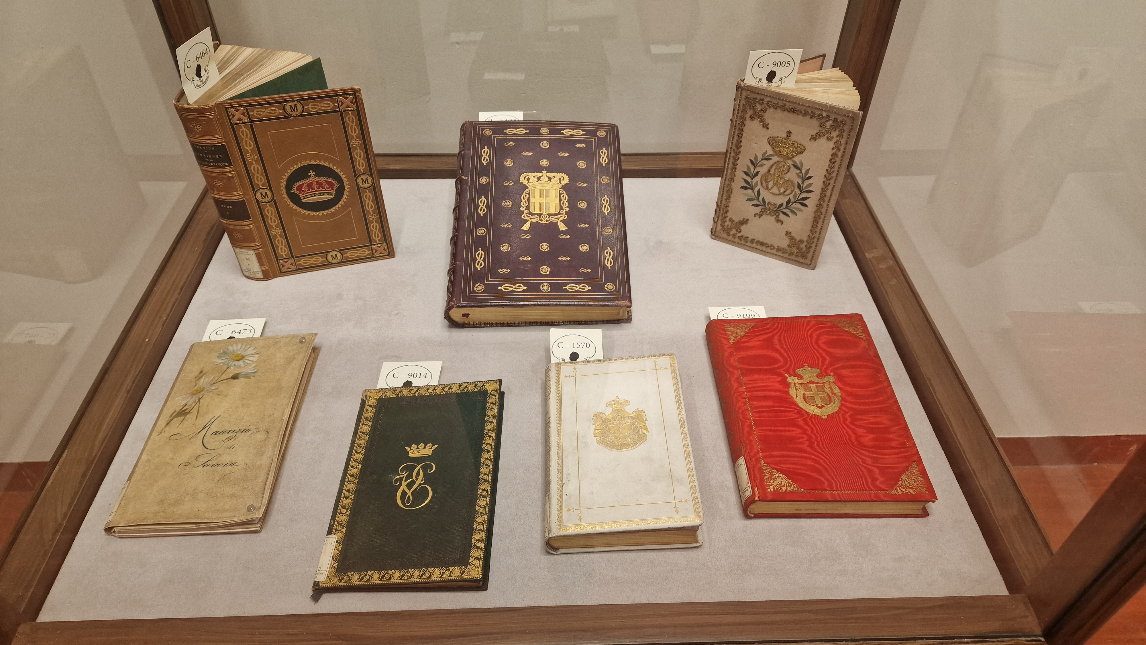 Il 9 ottobre 2022 è stata inaugurata una Sala Mostre permanente interamente dedicata ai volumi appartenuti alla Regina Margherita di Savoia (1851-1926).
Nel corso del 2022, l’intero fondo librario – composto da 13.560 volumi – è stato oggetto di un nuovo ambizioso progetto, promosso dalla Biblioteca Nazionale volto alla conservazione, valorizzazione e libera fruizione della raccolta tramite la revisione inventariale e la catalogazione informatica di tutte le opere in essa comprese, in funzione del loro trasferimento dai depositi alla Sala mostre della Biblioteca, secondo un allestimento permanente atto a favorirne una conoscenza quanto più ampia e trasversale possibile.
